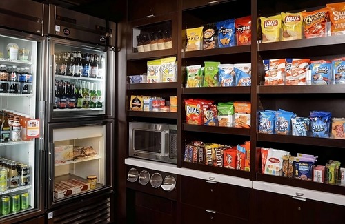 South Kansas City Hotel | Relaxing Stay in Kansas City! Pet-Friendly Units, Indoor Pool, Free Parking!