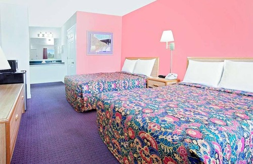 Muskogee Hotel | Relaxing Stay in Knights Inn Muskogee! Pet-friendly Property, Free Parking