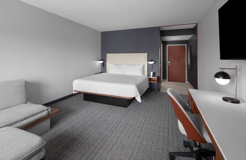 Oldsmar Hotel | Relaxing Stay! Poolside Comfort Near Tampa’s Top Attractions