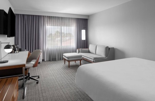 Oldsmar Hotel | Relaxing Stay! Poolside Comfort Near Tampa’s Top Attractions