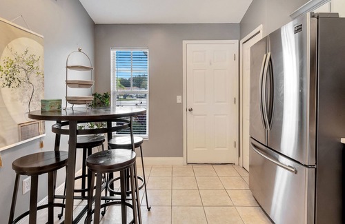 Wellington House | Relaxing Stay: Private Pool,King size master,Mins to Eateries, 15 to Attractions