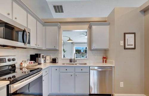 Wellington House | Relaxing Stay: Private Pool,King size master,Mins to Eateries, 15 to Attractions