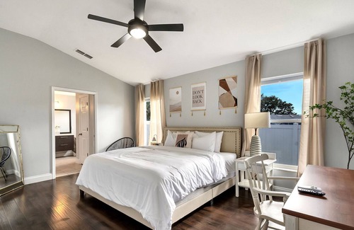 Wellington House | Relaxing Stay: Private Pool,King size master,Mins to Eateries, 15 to Attractions