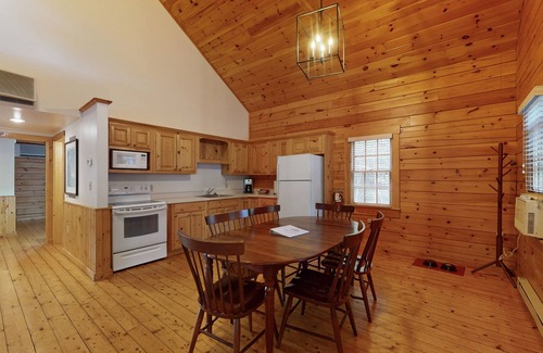 Northport Cabin | Relaxing three-bedroom dog-friendly cabin w/full kitchen, firepit & A/C
