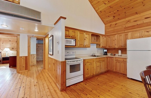 Northport Cabin | Relaxing three-bedroom dog-friendly cabin w/full kitchen, firepit & A/C