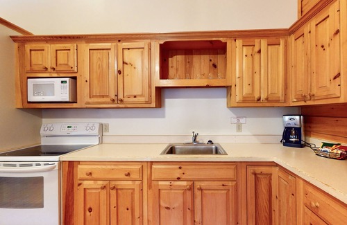 Northport Cabin | Relaxing three-bedroom dog-friendly cabin w/full kitchen, firepit & A/C