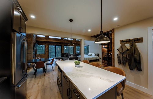 Rising Sun Cabin | Relaxing Treehouse Cabin-2Bd/1Ba with HotTub & Sauna