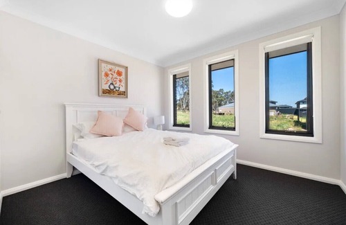 Cecil Park House | Relaxing Two-Level Retreat in Austral, NSW