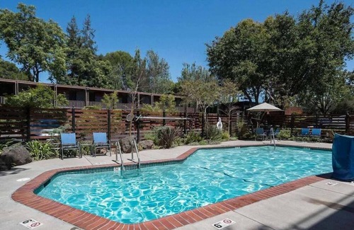 Barron Park Hotel | Relaxing Unit with Heated Pool, Free Breakfast & Parking Near Stanford