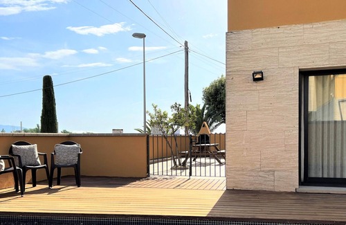 Sant Pere Pescador House | Relaxing Villa with Pool, Garden, BBQ & Parking, Near Beach - Pet Friendly, Sleeps 8