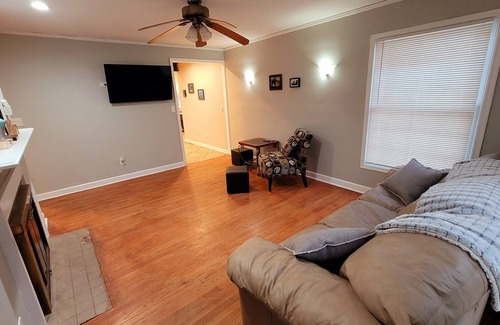 Des Moines House | Relaxing Waterbury Group Retreat w/ Billiards, Firepit, and Jacuzzi Tub!