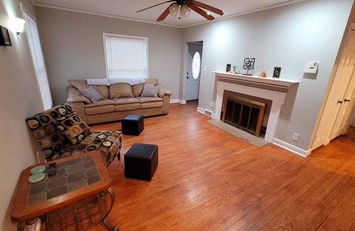 Des Moines House | Relaxing Waterbury Group Retreat w/ Billiards, Firepit, and Jacuzzi Tub!