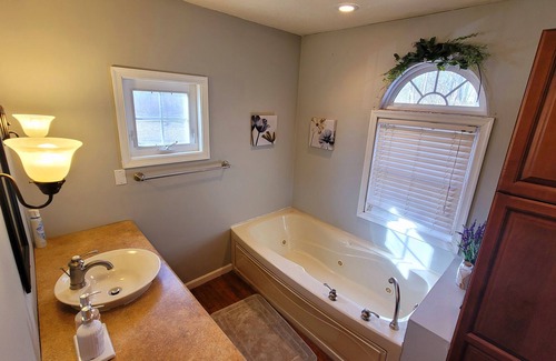 Des Moines House | Relaxing Waterbury Group Retreat w/ Billiards, Firepit, and Jacuzzi Tub!