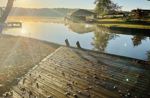 Lake Oconee Cottage | Relaxing waterfront getaway on Lake Sinclair