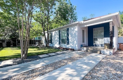 Austin House | RelaxOnRountree - Hot tub & Authentic ATX home.