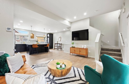 Northfield House | Relocation-Ready 2BR Near DIA,Dog OK ,CentralPark