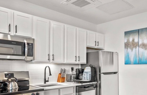 Charlotte Apartment | Reluxme | European Flat Near Uptown King Bed + Gym