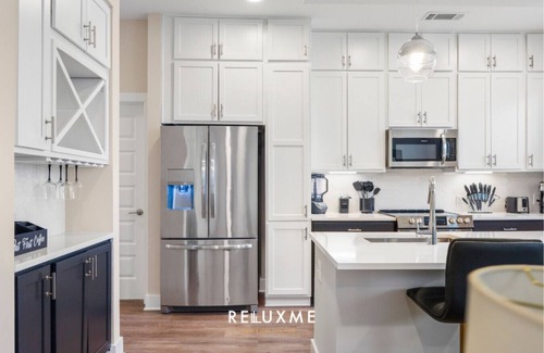 Fourth Ward Apartment | Reluxme|Uptown 2BR w/Hot Tub, Gym, Pools & Views