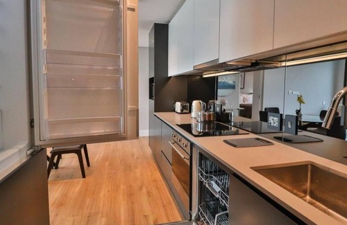 Greater Johannesburg Metropolitan Area Apartment | Remarkable 2-Bed Apartment in Johannesburg
