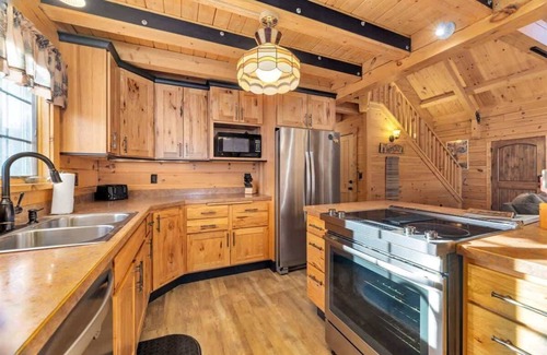 Carriage Hills House | Remmert`s Log Haven - Tranquil Mountain Getaway