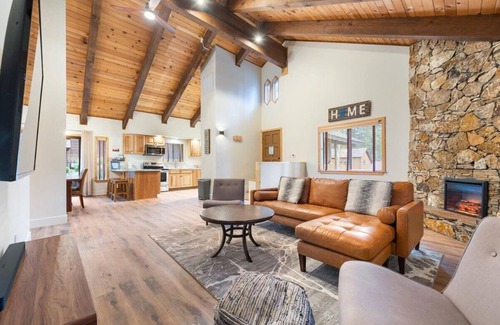 Incline Village Cabin | Remodeled 2 Bedroom Modern Cabin. 12-1 Arcade. Close to Beaches/Golf/Skiing!