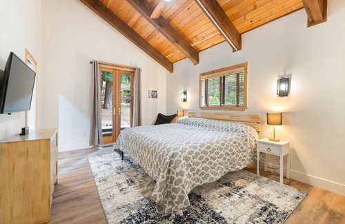 Incline Village Cabin | Remodeled 2 Bedroom Modern Cabin. 12-1 Arcade. Close to Beaches/Golf/Skiing!