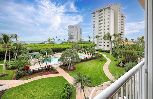 Park Shore Condo | Remodeled 2 bedroom Beachfront condo with wet bar