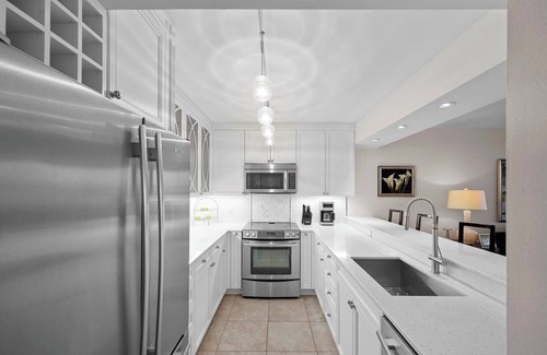Park Shore Condo | Remodeled 2 bedroom Beachfront condo with wet bar - CL0102