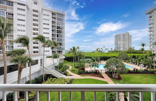 Park Shore Condo | Remodeled 2 bedroom Beachfront condo with wet bar - CL0102