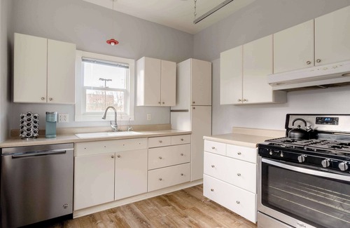 Richmond House | Remodeled 2BR - Walk to Coffee, Bars & More