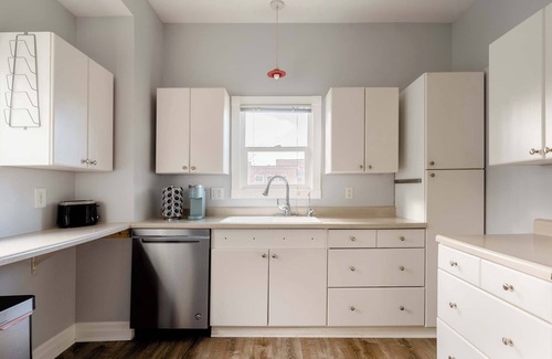 Richmond House | Remodeled 2BR - Walk to Coffee, Bars & More