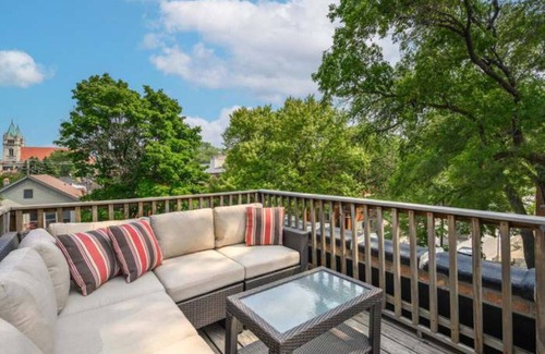 Sheffield Neighbors House | Remodeled 3 story entire townhouse available in the heart of Lincoln Park.