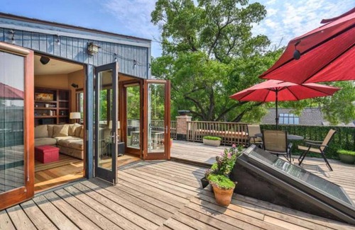 Sheffield Neighbors House | Remodeled 3 story entire townhouse available in the heart of Lincoln Park.