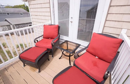 Clinton House | Remodeled 4 BR Waterfront Beach House with all the Comforts of Home.and more!