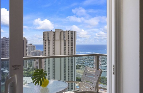 Ala Moana Apartment | Remodeled Ala Moana Studio | Pool + Ocean Views