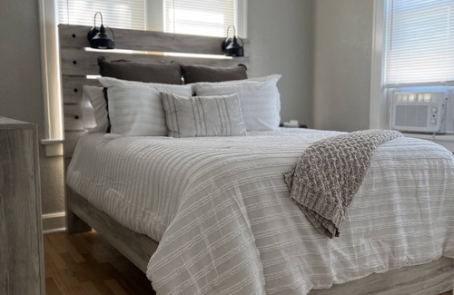 Rosedale Apartment | Remodeled Apartment with beautiful screen patio. Great location in KC!