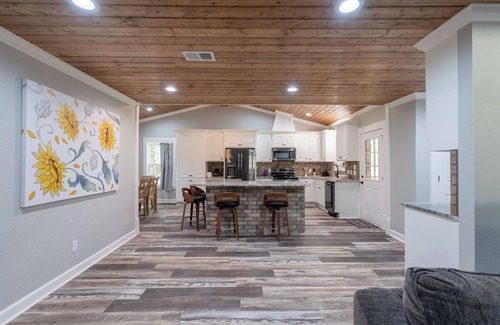 Heber Springs House | Remodeled beauty in Heber Springs! 3 bedrooms and garage apt. Sleeps 8.