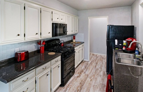 Broken Arrow House | Remodeled Broken Arrow Home -Dogs OK -Safe Location -Fully Privacy Fenced Yard