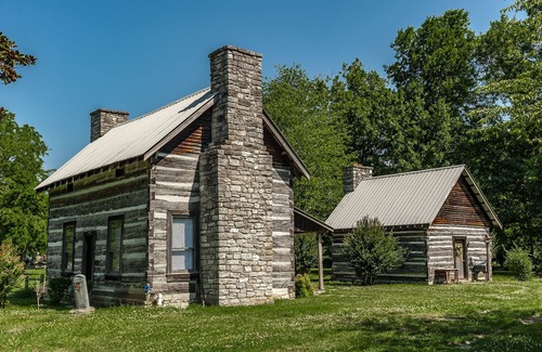 Hendersonville Cabin | Remodeled Cabin, with creek, super close to Nashville