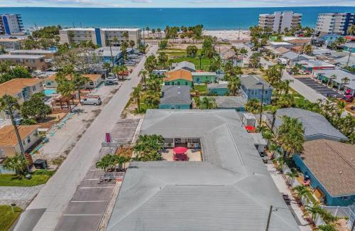 Madeira Beach Apartment | Remodeled Condo, 1 Block to Beach Access, Walkable to Restaurants! Fall Promo for Mondays & Thursdays!