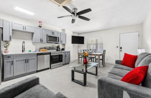 Madeira Beach Apartment | Remodeled Condo, 1 Block to Beach Access, Walkable to Restaurants! Fall Promo for Mondays & Thursdays!