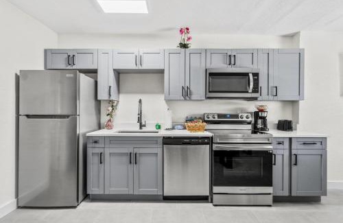 Madeira Beach Apartment | Remodeled Condo, 1 Block to Beach Access, Walkable to Restaurants! Fall Promo for Mondays & Thursdays!