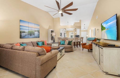 Pelican Bay Condo | Remodeled Condo Naples - In Neighborhood with Private Beach