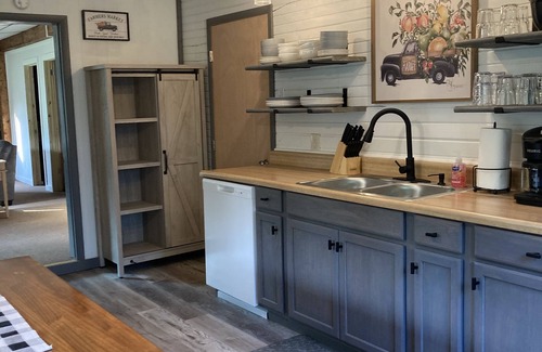 Bedford Cottage | Remodeled cottage beside Dunnings Creek, minutes from Rt 30, I-99 & PA Turnpike