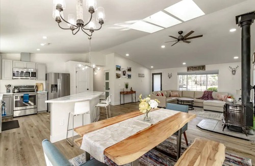 Pierce County Cabin | Remodeled Cottage w/Hot tub, 15 mins away from Mt. Rainier Park entrance