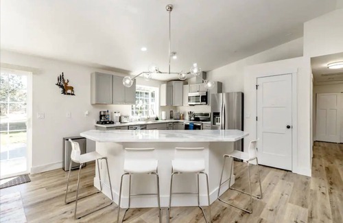 Pierce County Cabin | Remodeled Cottage w/Hot tub, 15 mins away from Mt. Rainier Park entrance