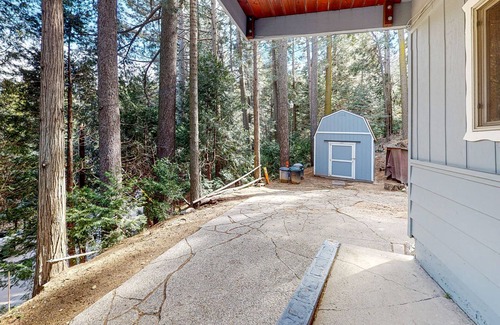 Crestline Cabin | Remodeled Crestline Cabin 1 Mile to Lake Gregory with Balcony Views