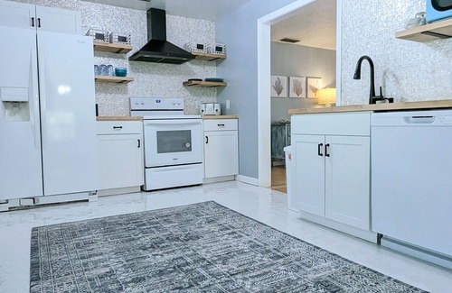 South Sarasota Cottage | Remodeled dreamy beach cottage 5 minutes to Siesta Key in lush tropical setting.