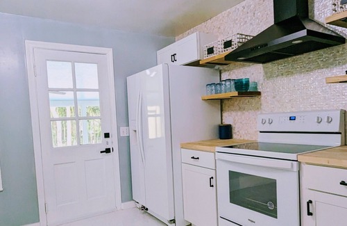 South Sarasota Cottage | Remodeled dreamy beach cottage 5 minutes to Siesta Key in lush tropical setting.