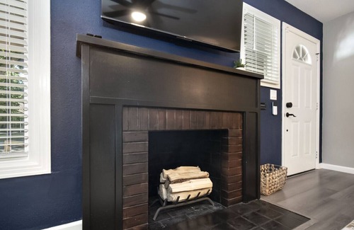 East Sacramento House | Remodeled East Sac Beauty with Garage + Hot-Tub